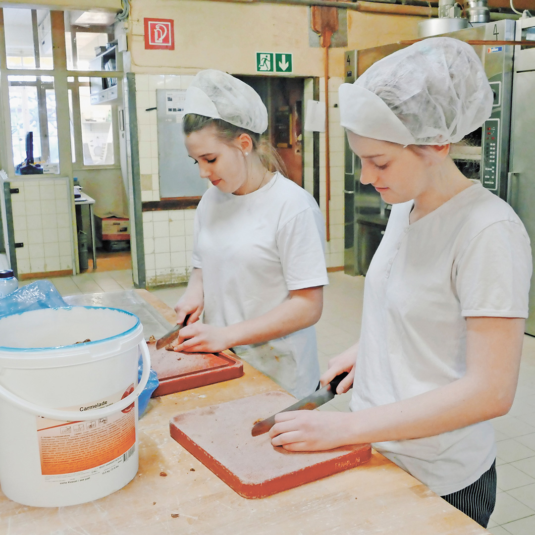 swissbakerCh's tweet photo. -DE- Das Abenteuer beginnt 🤩
🍀 Tipps für einen erfolgreichen Lehrstart im nächsten "Panissimo" 😉 📰

-FR- L'aventure commence 🤩
🍀 Conseils pour bien démarrer son apprentissage dans le prochain "Panissimo" 😉 📰

#swissbaker #panissimo #formedeinezukunft #formetonavenir https://t.co/XS6PfHNa31