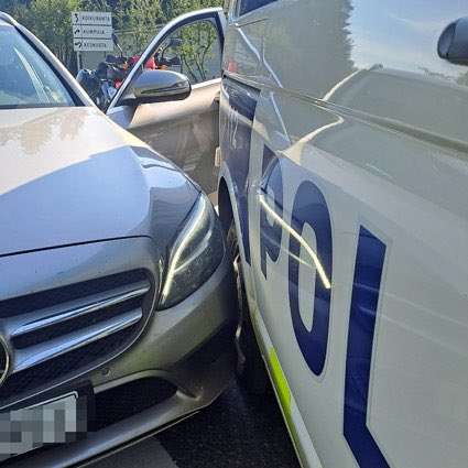 Tänään oli Riihimäellä tarkalla, ettei Hämeen poliisin uusin maija saanut kylkeensä. Tai että olisi sattunut vielä pahempaa. Mutta taitava konstaapelimme sai kuin saikin takaa-ajon päätteeksi auton pysäytettyä ilman vaurioita. 
#LiikenteenValvonta #Riihimäki #takaaajo #poliisi