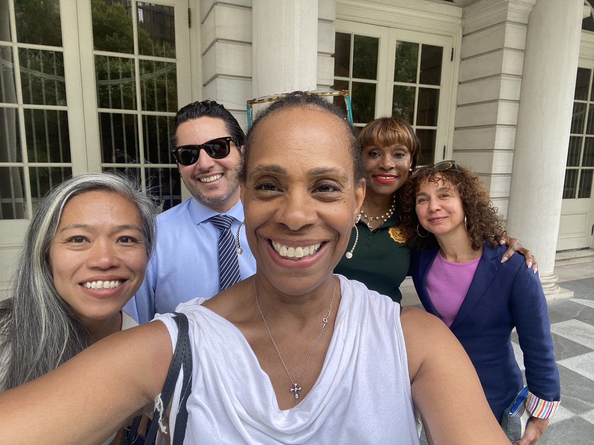 AWilliamsIsom's tweet image. Serving the city we love with determination and joy. #FridayFeeling #InService&amp;amp;WithLove