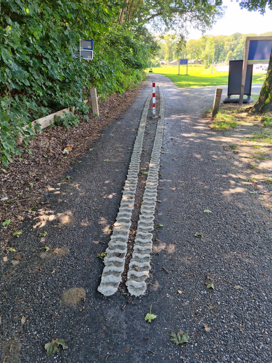 I do like this visual and textured warning of the upcoming bollard as someone who has clattered into my fair share.