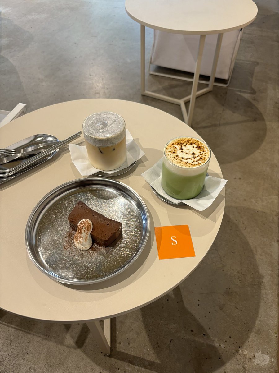 bmoon_07's tweet photo. 北海道 涼しくて最高ーーだった🌞
行きたかった無機質カフェ🥂 https://t.co/yxJdDvsvbq