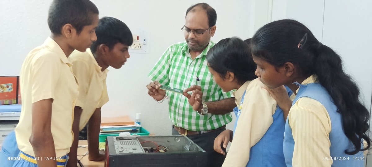 Oav_Saharpada's tweet photo. Exploring the internal components of Desktop PC
(Assembling and Disassembling of PC)
"Learning by Doing"
Class X students of OAV, Saharpada
@OAVS_Official 
@SMEOdisha 
@NityanandaBJP 
@CMO_Odisha 
@MohanMOdisha https://t.co/EpW99NtYlj