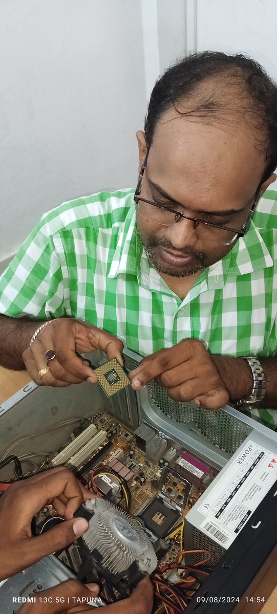 Oav_Saharpada's tweet photo. Exploring the internal components of Desktop PC
(Assembling and Disassembling of PC)
"Learning by Doing"
Class X students of OAV, Saharpada
@OAVS_Official 
@SMEOdisha 
@NityanandaBJP 
@CMO_Odisha 
@MohanMOdisha https://t.co/EpW99NtYlj
