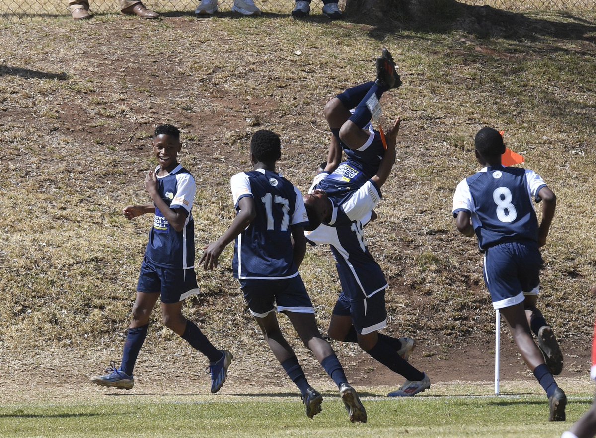 SportArtsCultur's tweet image. These footballers are standing on business on the field for the Under-15 school football clubs in the 2024 Football National School Sport Championships from 9-10 August 2024 at Wits Sturrock Park in Johannesburg 

#SchoolSportIsAlive
#NSSC
#InspiringANationOfWinners