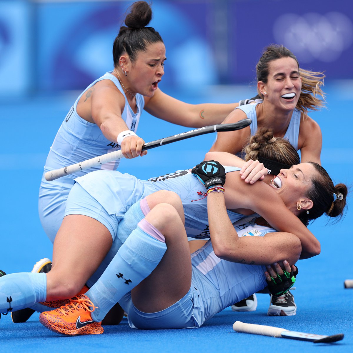 juegosolimpicos's tweet photo. ¡LAS LEONAAAS! ¡OTRA VEZ MEDALLISTAS OLÍMPICAS! 🥉🇦🇷

Argentina superó a Bélgica en el hockey femenino y volvió a subirse al podio. ¡Son de película! 🥹

¡Son de #bronce! 🩵🤍

#JuegosOlímpicos #Paris2024 I @ArgFieldHockey https://t.co/kCMTNRXK0F