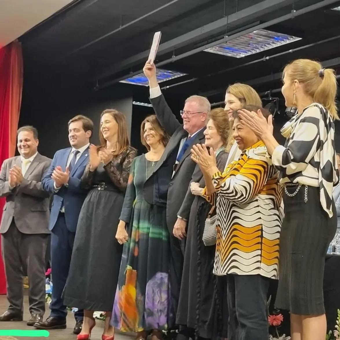 BarbosaLoja's tweet photo. Noite de coração borbulhante na entrega da Comenda Rui Barbosa ao advogado Dr. Luiz Viana Queiroz com sua família, com os amigos e com os colegas! Super agradecido pela generosidade! https://t.co/HzDXTcxRLz