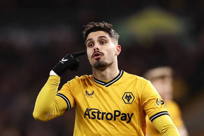 Blue_Footy's tweet photo. What we are getting from Pedro Neto:

- Set piece specialist
- Comfortable on both wings
- Can hug the line or play inside
- Top end product
- Very quick on the break
- Good in 1v1 situations
- Premier League experience (quick adaptation).

This signing is 8/10. ✅️ https://t.co/HMfBykKCHd