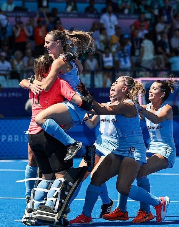 andreslopezh's tweet photo. En Sydney 2000 las Leonas le dieron la primera medalla olímpica al hockey argentino. Repitieron en 2004, 2008, 2012, 2020 y ahora acaban de sumar un bronce. Por ellas, Argentina es potencia y miles de pibas se sumaron al deporte. Son leyenda, que nadie tenga ninguna duda https://t.co/3GKSCZuXSr