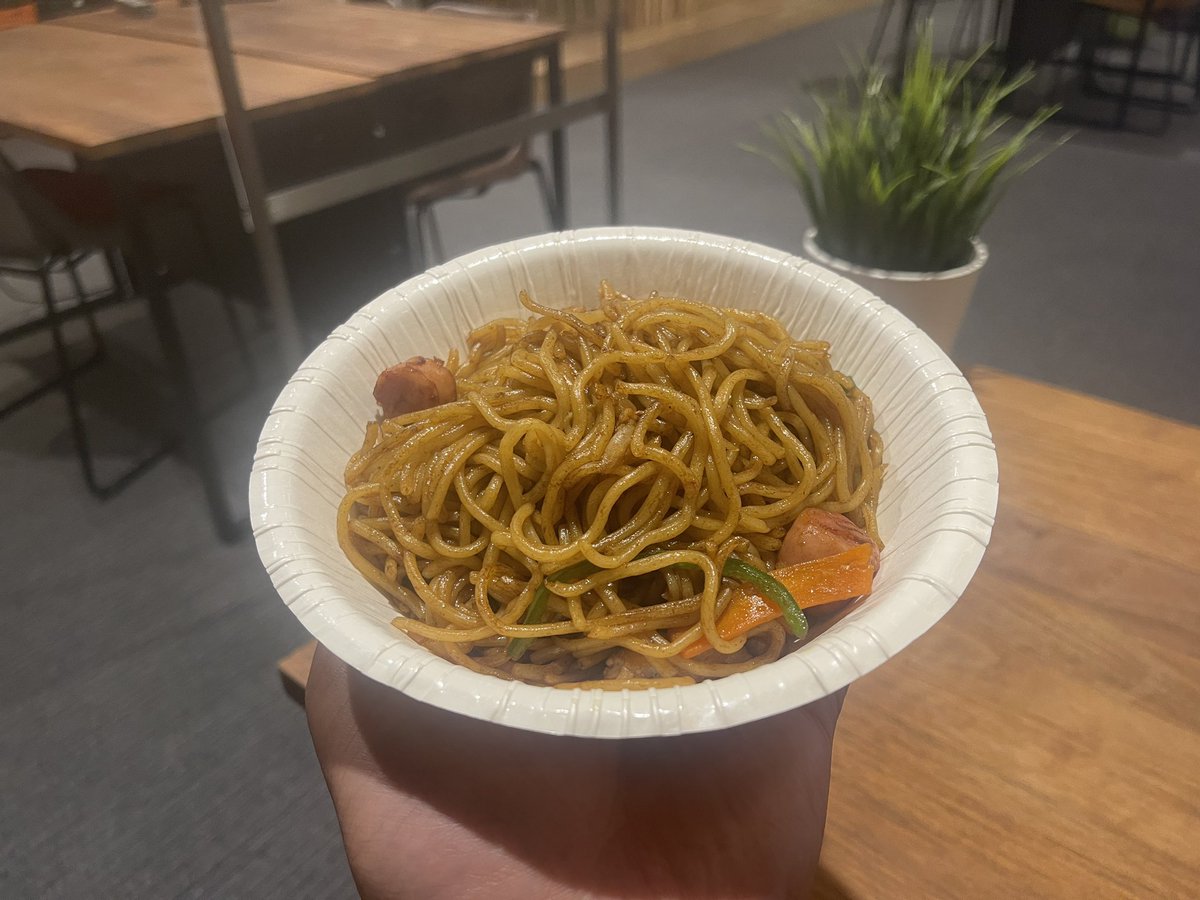 tachiy_k's tweet photo. 残業してたら、#enspace のスタッフさんが焼きそばくれた🤤
ありがとうございます😭 https://t.co/9hDSmJ8w71