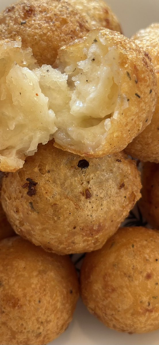 CyeimaS's tweet image. Scene right now 😋😋 
Crispy Potato Balls…. 
#Snacking
#KidsAtHome
#EasyRecipes