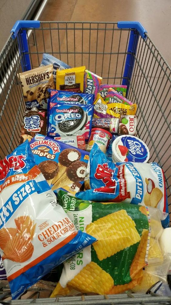 karimanesr's tweet photo. Consejos para ir a comprar y no volver cargado de porquerías y/o cosas innecesarias.

Lista de compras: Antes de salir, elabore una lista con lo que necesita y cíñase a ella. Evite las compras impulsivas.
Presupuesto: Establezca un límite de gasto y no lo supere. Esto le ayudará a controlar sus compras.
Tiempo de espera: Si surge el deseo de comprar algo, espere unos 20 minutos antes de adquirirlo. A veces, el impulso inicial se desvanece.
Salga de la tienda: Si duda sobre una compra, salga de la tienda y vuelva más tarde. ¿Sigue pensando que es una buena idea?
Necesidad real: Evalúe si realmente necesita el artículo antes de comprarlo. ¿Es útil o solo un capricho?
Emociones y compras: Reflexione sobre sus emociones antes de comprar. ¿Está comprando por ansiedad o aburrimiento?
Comprar acompañado: Ir de compras con alguien puede ayudarle a ser más consciente y evitar compras impulsivas.