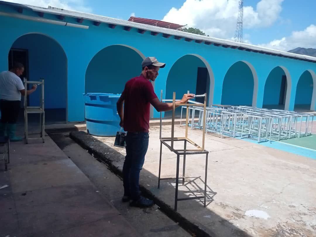 CDCE PARROQUIA #CUMANACOA. 
Las #Bricomiles llevan a cabo en la UEB "PEDRO LUIS CEDEÑO", jornada de pintura y recuperación de mesas-sillas, luego de haber sido afectados por el #RíoManzanares.
#Educación 
#mppe 
<a href="/NicolasMaduro/">Nicolás Maduro</a> 
<a href="/MPPEDUCACION/">MPPEDUCACION</a> 
<a href="/_LaAvanzadora/">Yelitze Santaella</a> 
<a href="/KarenlyPSUV/">Karenly Sánchez</a>