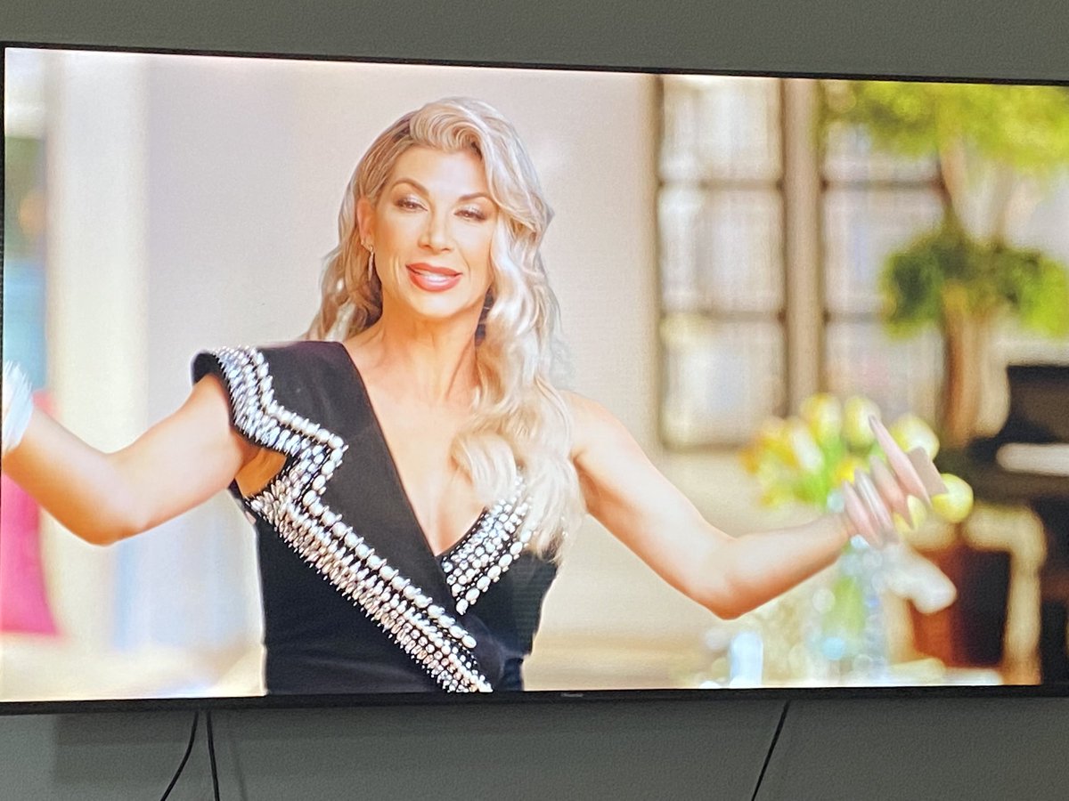 taytay_savior's tweet photo. Please get this woman off my TV. #RHOC #GetOffMyTV #GetOffMyScreen https://t.co/eHY5PHGUuw