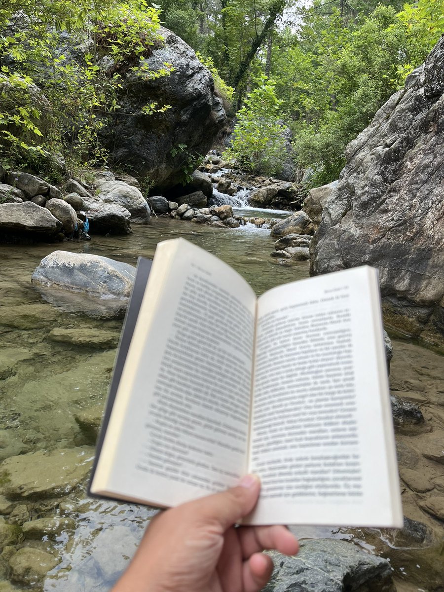 umt_2131's tweet photo. Kitap okunacak en serin ve en güzel yer.

#kitap #kitapokumak #oku #okuyoruz #okuduklarım #beyazgemi  
@mavi__ayrac @okumalar00 https://t.co/2igxQxpDsd