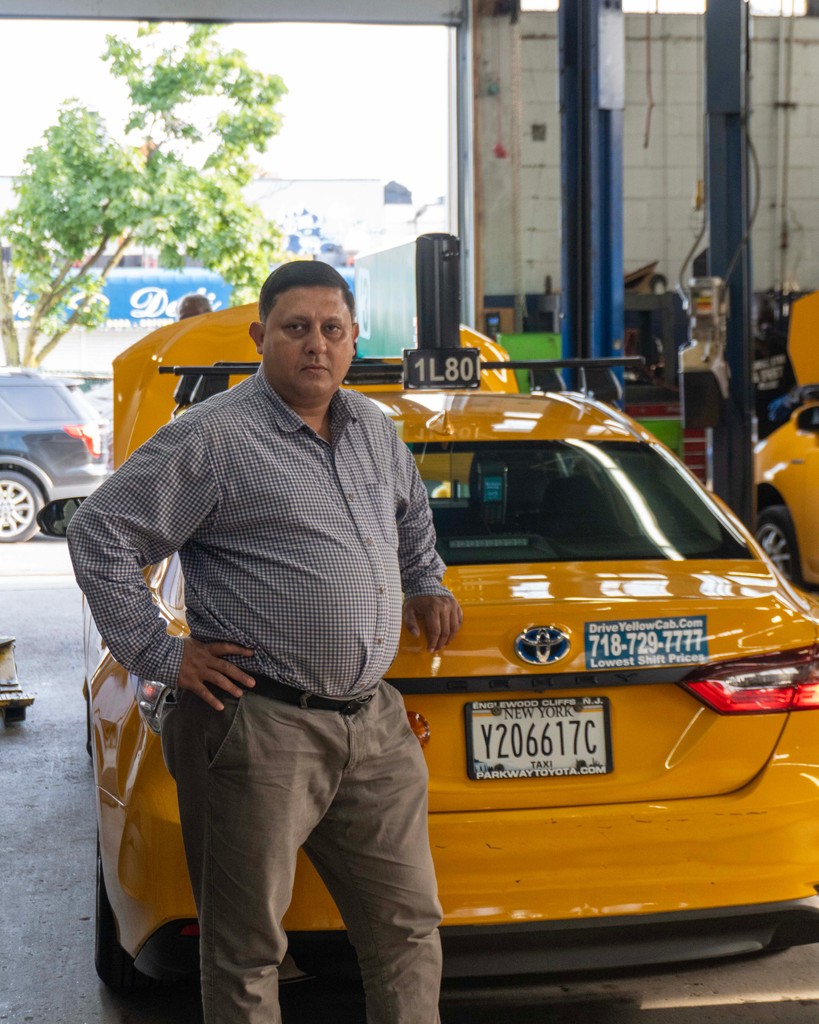 WBtaxi's tweet photo. Gupta posing while waiting on a quick repair 🚖 

#nyc #newyorkcity #nyctaxi #wbtaxi #taxicab #taxi #yellowcab #yellowtaxi #taxidriver #taxidrivers https://t.co/rMAyLclum9