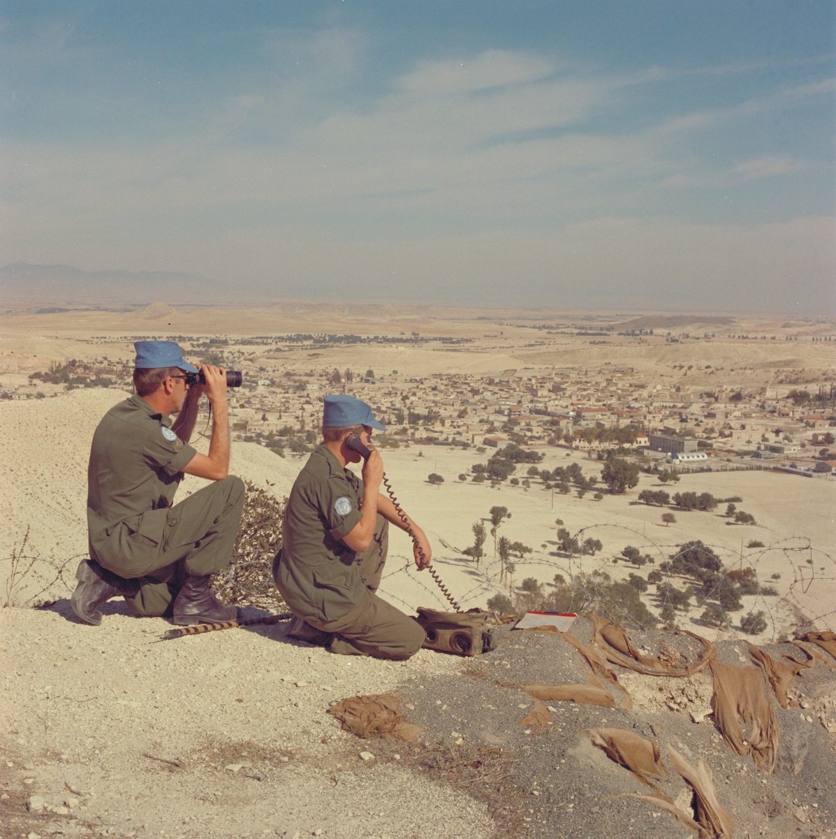 Today, on #NationalPeacekeepersDay, we honour all the brave Canadian peacekeepers who risk their lives to save others and remember the nine CAF members who died when their plane was shot down in the Middle East on this day in 1974. 1/2