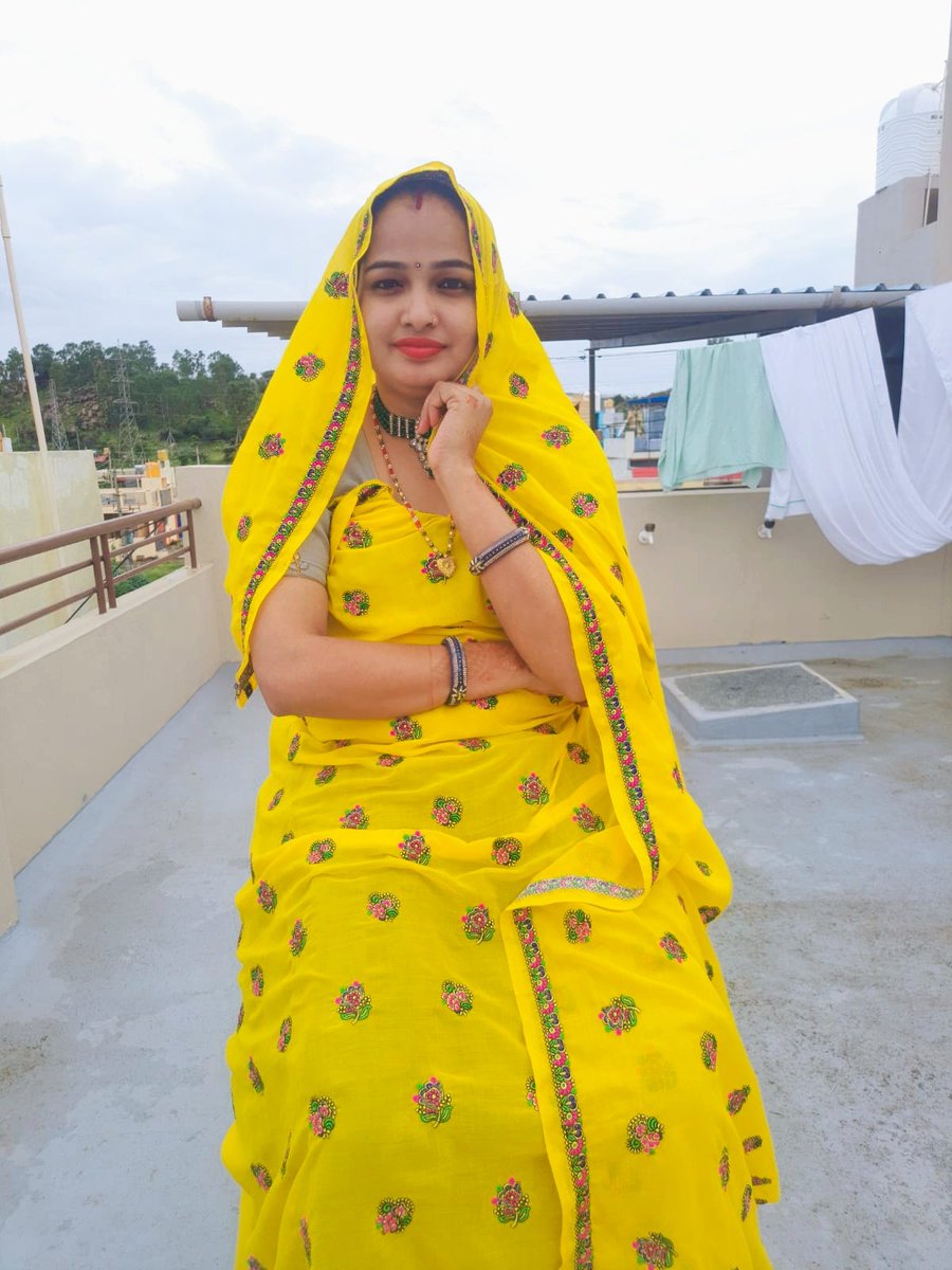 अपनी पहचान है पीली लुगड़ी ।