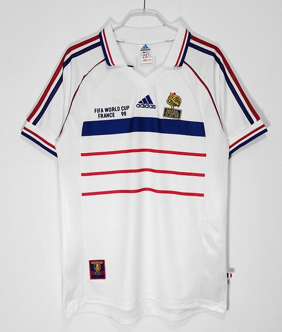 Revive la magia del Mundial '98 con la camiseta blanca de Francia, una joya que marcó la historia del fútbol. 🇫🇷✨ #FutbolRetro #Francia98