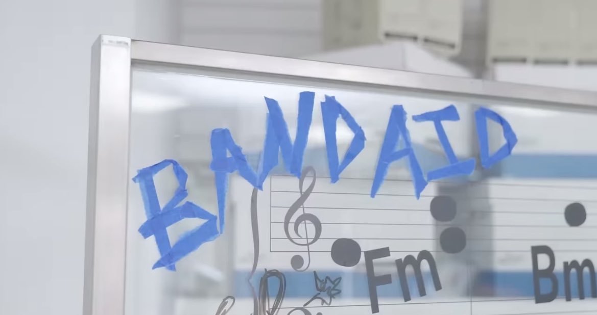 ourday907's tweet photo. Band Aid = 반창고 🩹
컨셉 미쳤다 https://t.co/APkr20dzYp