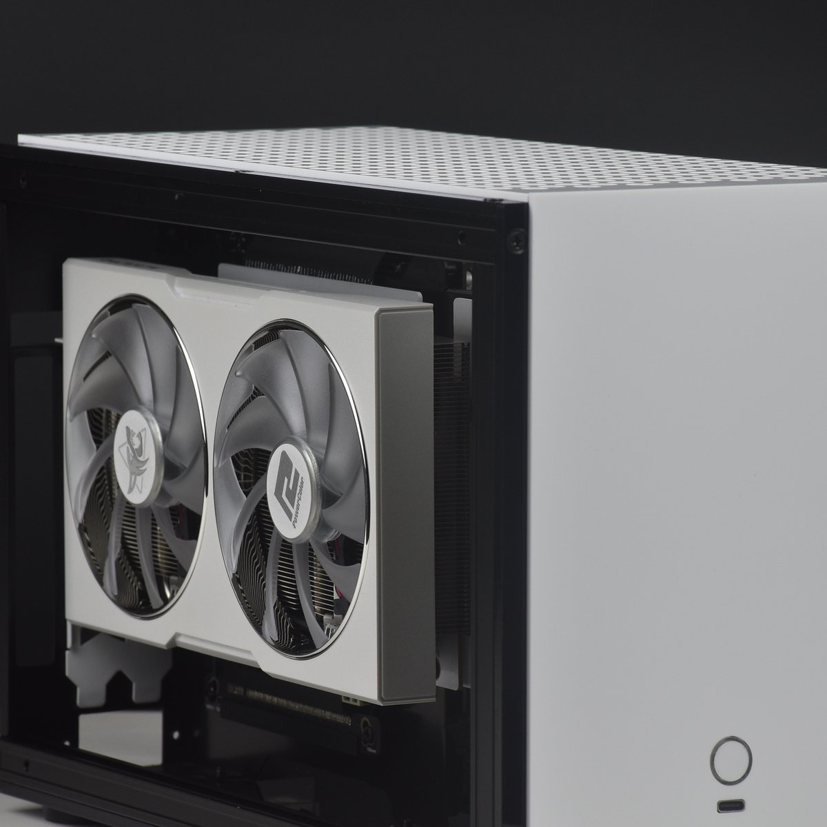 geeekstore's tweet image. White color is currently available for the A50 MAX 
#geeekcase #a50max #miniitx