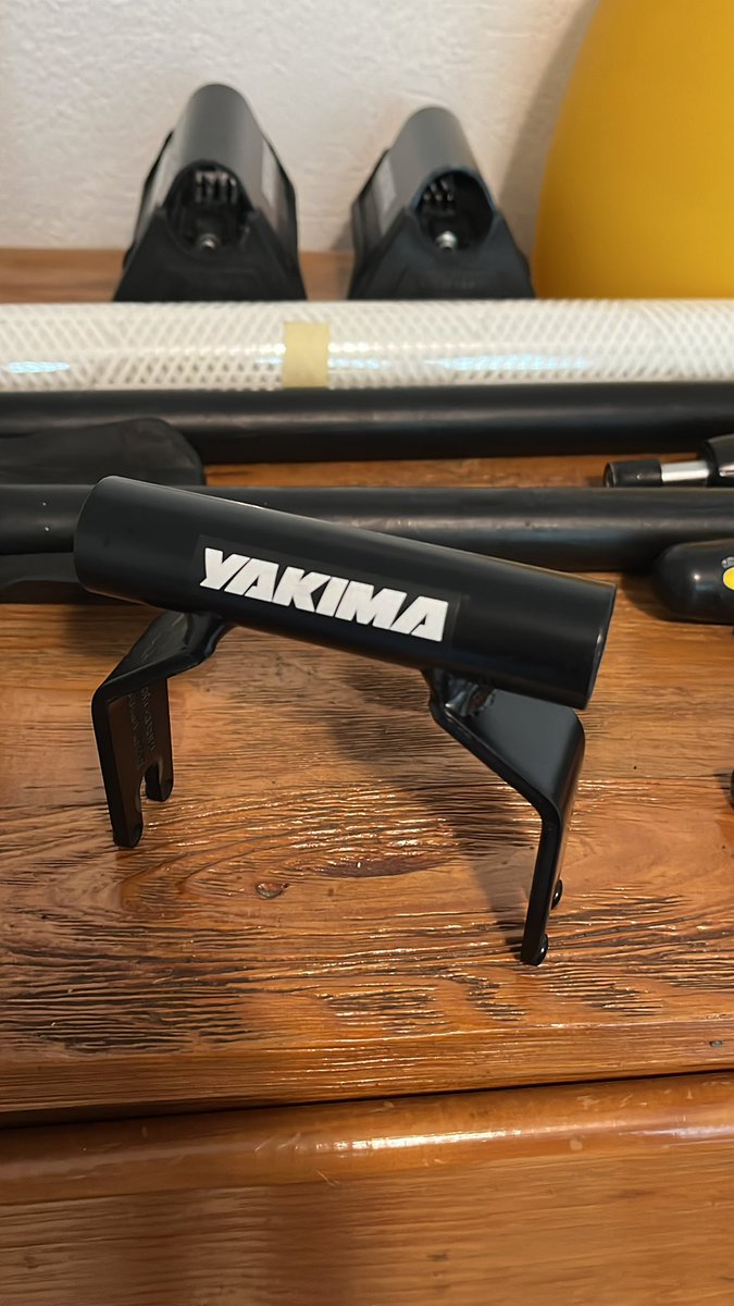 jcgarzep's tweet image. Mi soporte de techo lo compré hace como 14 años aproximadamente, se quedó obsoleto por que los ejes pasantes de las horquillas de las bicicletas cambian, ahora son boost, y de 12, 15 y 20 mm, #YakimaRacks se quedó en 9 mm no más, para arreglarlo tenías que comprar adaptadores…
