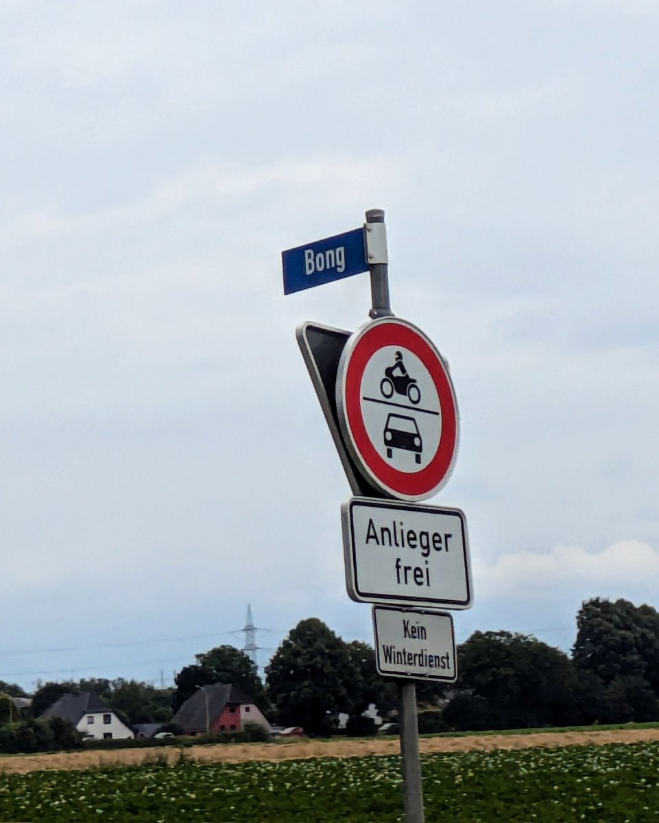 Liebe es so sehr, wenn im Leben zufällig Inhalt und Form zusammenfließen! 
Habe gerade einen 20 km Trainingsmarsch gemacht, höre dabei die <a href="/cuts_podcast/">CUTS🔪🩸</a> Folge über Bong Joon-Ho und biege plötzlich in diese Straße rein: