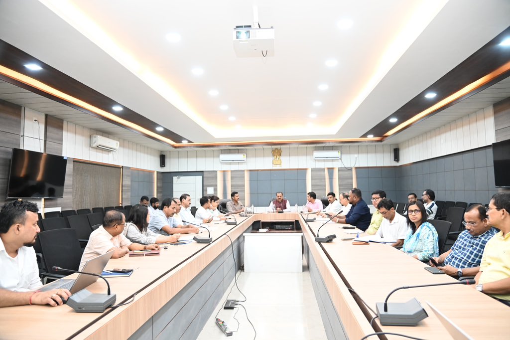 cmpatowary's tweet photo. Today held a review meeting at Tinsukia to take stock of the ongoing activities of #AmritBrikshyaAndolan 2.0 in the district in presence of officials from the Environment & Forest Department and Tinsukia District Administration. 

Instructed all the stakeholders for proactive participation and plant saplings on the occasion of  #एक_पेड़_माँ_के_नाम and commit to this vital cause of increasing Assam’s green cover and #PromotingTreeEconomy. 

📌DC Office Conference Hall, Tinsukia

@himantabiswa 
@CMOfficeAssam