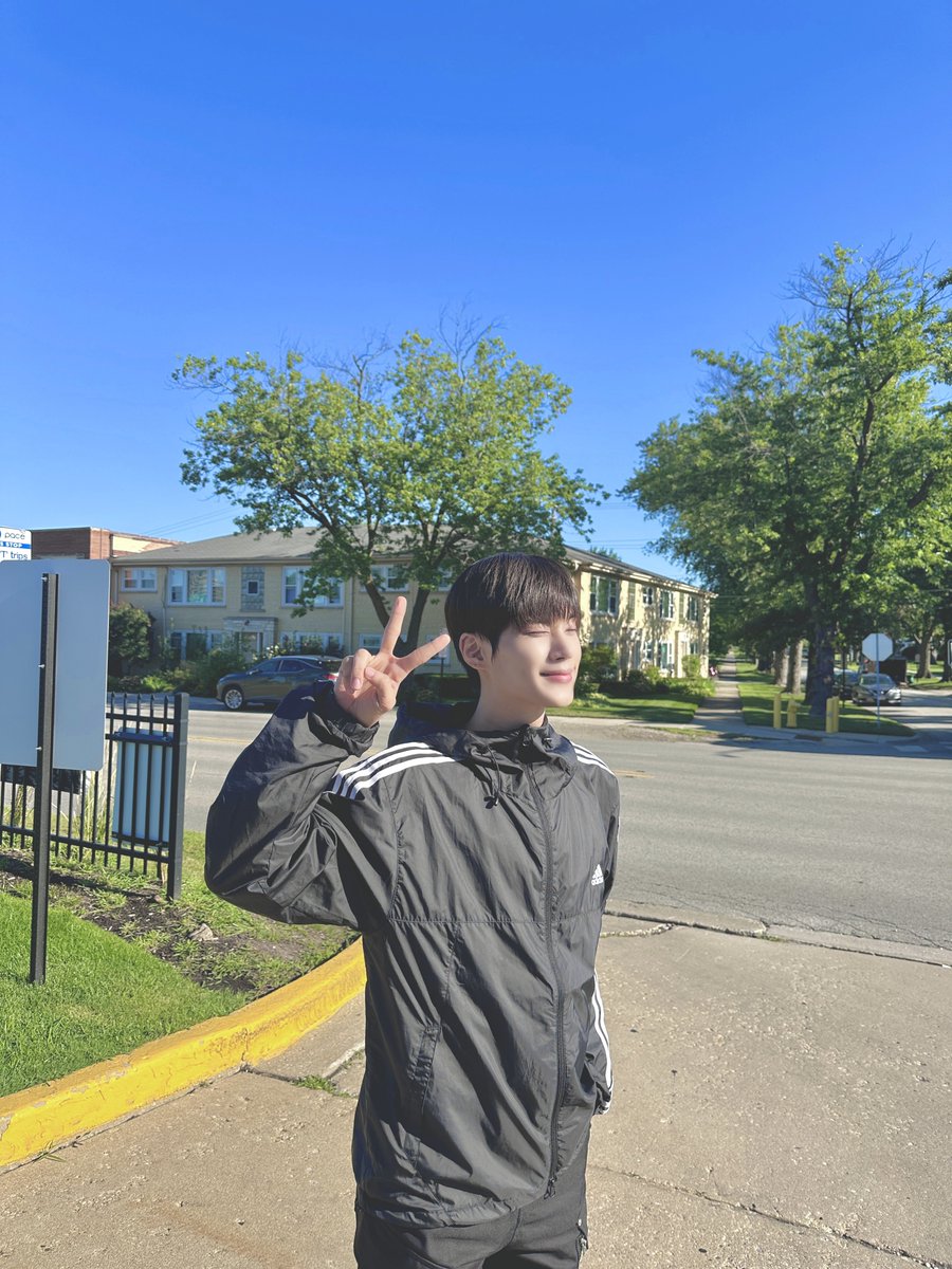 EVNNE_official's tweet photo. The name on everybody's lips is gonna be Hanbin in Chicago🇺🇸

#EVNNE #이븐 #박한빈 #PARKHANBIN https://t.co/KGEQ6sO0Vd