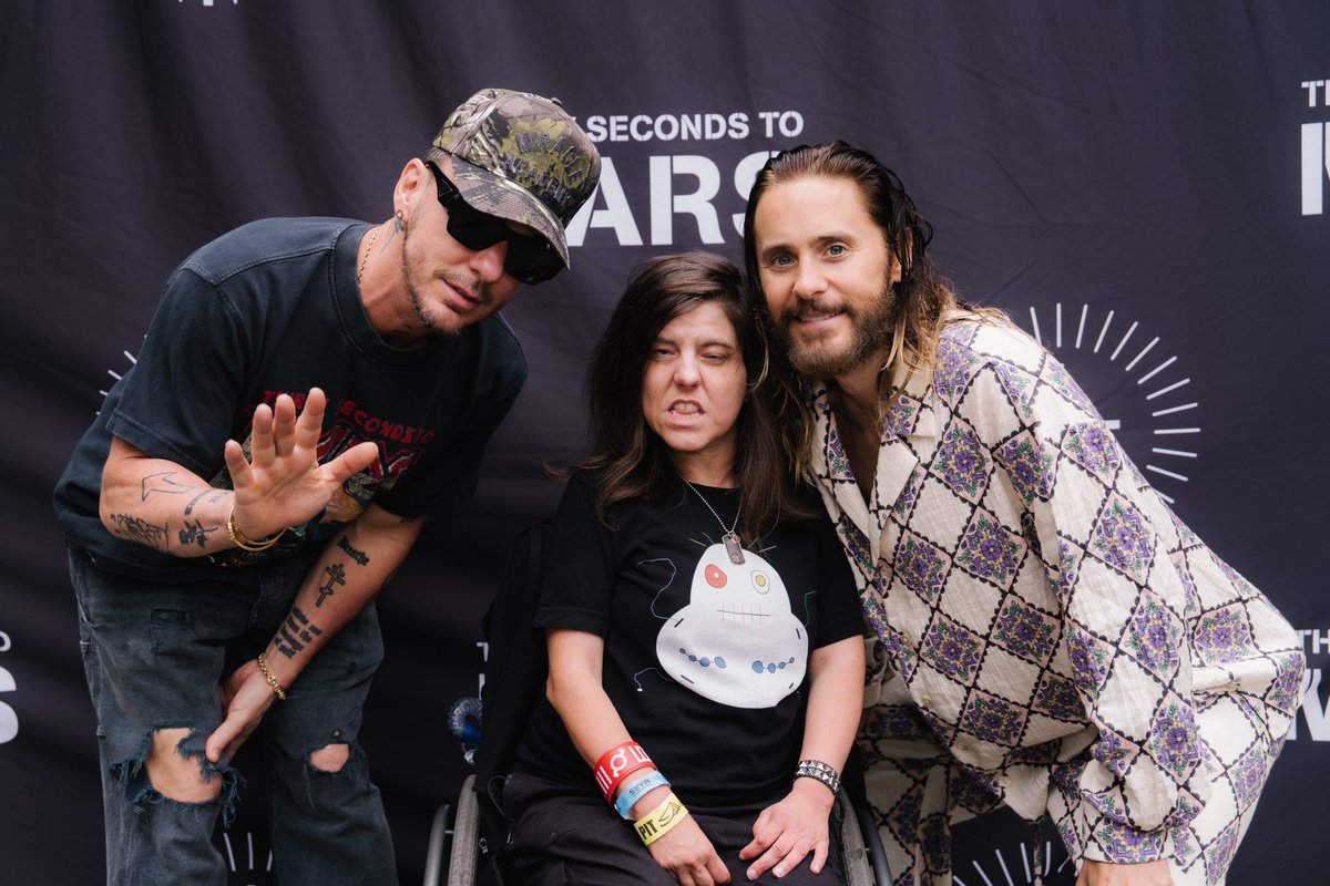 MaggotStitch's tweet image. just hanging out with my two favorite humans, Jared and Shannon Leto #JaredLeto #Leto #ThirtySecondsToMars @30SECONDSTOMARS   @jaredleto