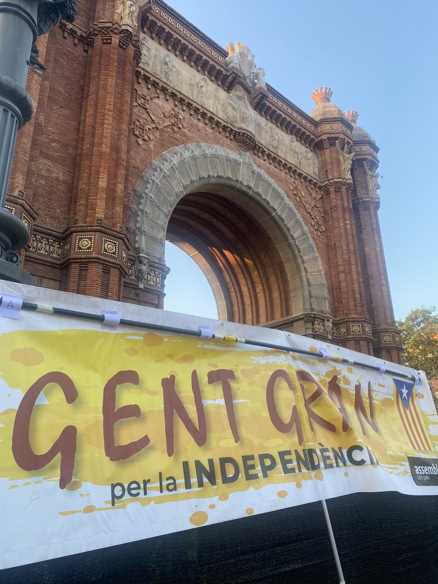 La Gent Gran de l’ANC orgullosa de defensar al president Puigdemont ahir sota l’Arc de Triumf. Estarem sempre davant de les injustícies dels jutges prevaricadors i en la consecució de la independència.