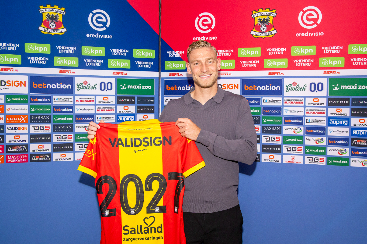 GAEagles's tweet photo. 👏 Joris Kramer heeft zijn contract bij Go Ahead Eagles met één jaar verlengd. De verdediger zette zijn handtekening onder een verbintenis die hem tot medio 2027 aan Go Ahead Eagles verbindt. https://t.co/JSfsXLvIb0