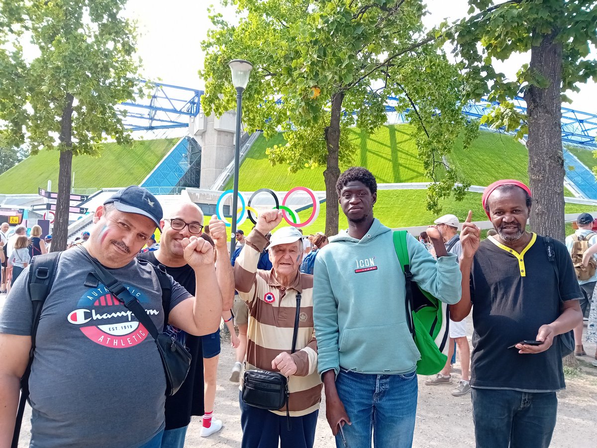 BonalDelphine's tweet photo. les #Bénéficiaires du #carrefourDesSolidarités et du #savs de la @MaisonDesChamps ont supporté les #basketteuses de l'#EquipeDeFrance lors du quart de final des #Paris2024 merci la #BilletterieSolidaire de la @Paris #DSOL . #handicap #seniors #AllerLesBleues #OnEstEnDemi https://t.co/bRkJVakCEy