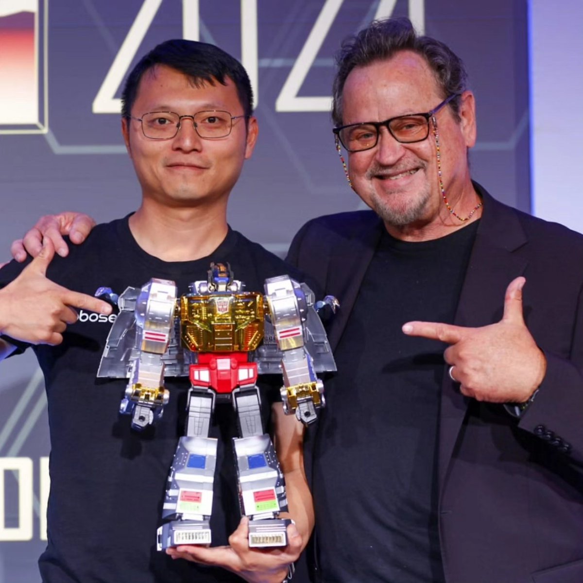 Day One has begun! 

We've got panels and merch a plenty. 

Where will you be heading first?

We've got a packed schedule till 22.00 tonight for those of you joining us today. 

For those of you en route - our friendly operators are standing by to check you in 👋 See you soon.