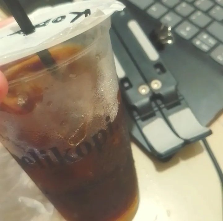 studykeyya's tweet image. sebelum membantai soal" wajib nyeruput americano dulu