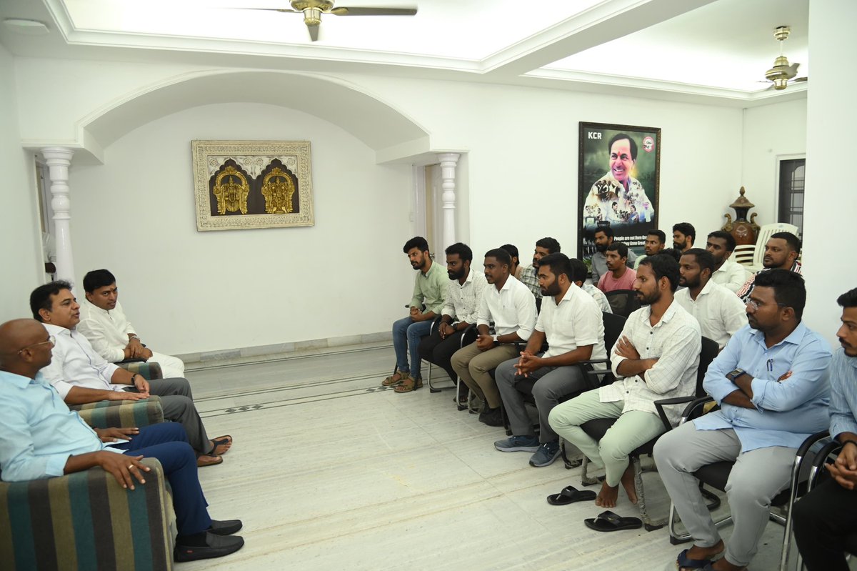 RakeshReddyBRS's tweet photo. హైదరాబాద్ లోని తన నివాసం నందు బిఆర్ఎస్ వర్కింగ్ ప్రెసిడెంట్ శ్రీ కేటిఆర్ గారిని GO46 ‌నిరుద్యోగులు కలిసి తమ బాధలను విన్నవించుకోవడం జరిగింది. 

అనంతరం మాట్లాడిన @KTRBRS గారు మీరు అధైర్యం పడొద్దని, @BRSparty మీకు పూర్తిగా అండగా ఉంటుందని, న్యాయ పోరాటానికి కూడా సహకారం అందిస్తామని హామీ ఇవ్వడం జరిగింది. 

ఎన్నికల్లో ఇచ్చిన హామీ మేరకు #GO46 ను వెంటనే రద్దు చేసి GO46 భాదితులకు న్యాయం చేయాలని కేటీఆర్ గారు ప్రభుత్వాన్ని డిమాండ్ చేయడం జరిగింది.
