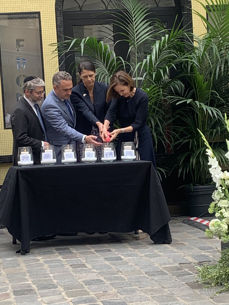 9/08/1982 attentat rue des Rosiers. Très belle cérémonie <a href="/Le_CRIF/">CRIF</a> et Ville de Paris pleine d’émotion. Discours forts pour le souvenir et la lutte contre l’antisémitisme <a href="/GDarmanin/">Gérald DARMANIN</a> <a href="/Anne_Hidalgo/">Anne Hidalgo</a> <a href="/Yonathan_Arfi/">Yonathan Arfi</a> et @SecondGentleman  #nejamaisoublier