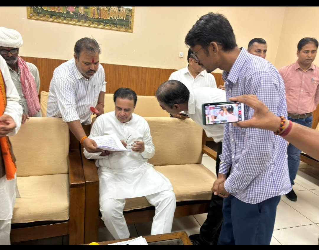pawanpatidaar's tweet photo. आज जोधपुर के साथियो के साथ आदरणीय केबिनेट मंत्री जोगारामजी के समक्ष अपनी माँग रखी और उनसे विषय अनिवार्यता को लेकर बहुत ही पॉज़िटिव न्यूज़ मिली!
आभार साथियो @srp028 @MrVikashParihar @janesh1991 मनोज भाई और राकेश भाई अमूल भाई🙏
@RajCMO 
@madandilawar 
@DrTnsharma 
@vinodmittal9 https://t.co/x35Lada8ep