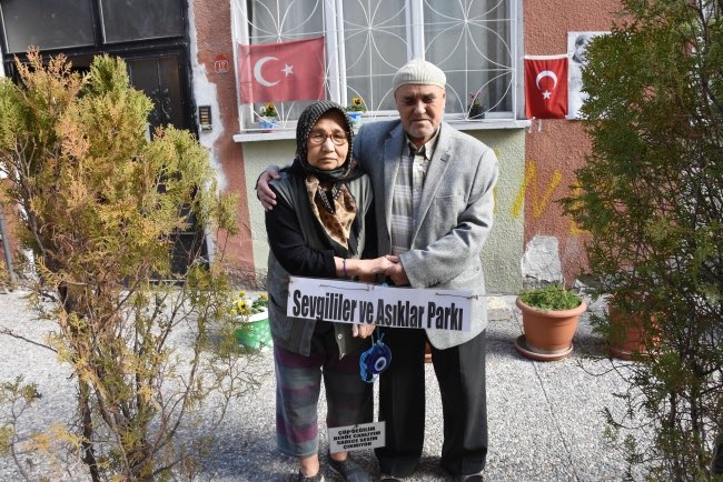 solcugazete's tweet photo. Eskişehir'de, felçli eşini mutlu etmek için evinin önünü ‘Sevgililer ve Aşıklar Bahçesi’ yapan Memduh Çetin'in çiçekleri tahrip edildi. https://t.co/FnyU7WEPtX