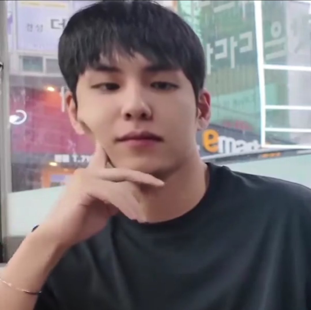 salmonww's tweet photo. ....                                        미안..
뭘 잘못했는데?                  ...늦잠잔 거
그리고.                               그리고....?.. https://t.co/cRT9Iffb3t