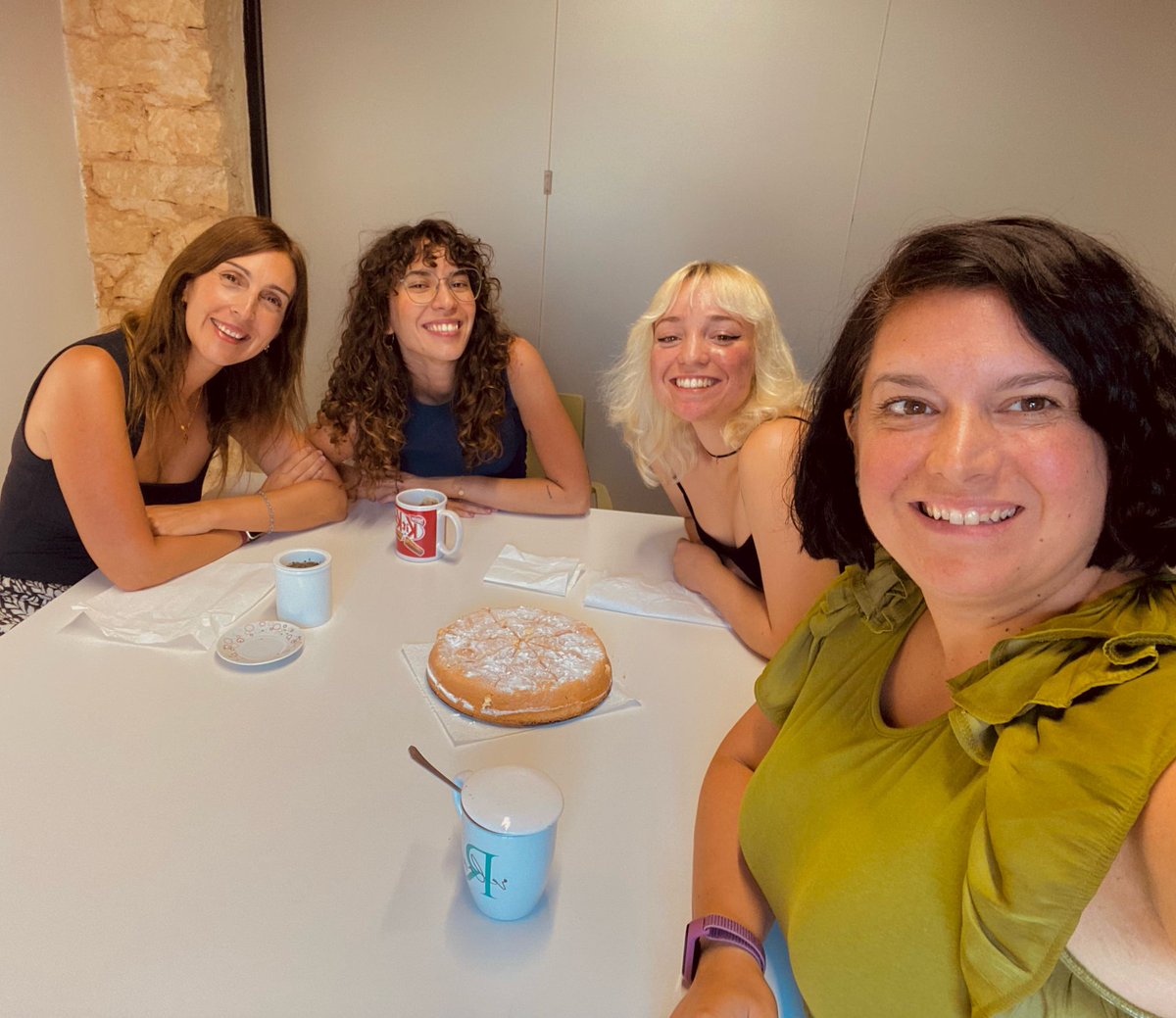 intermundo_com's tweet photo. El verano va de celebraciones 🎂🎂🎂. Hoy hacemos un tradicional almuerzo #Intermundo por el cumple de nuestra compañera Carla con una tarta riquísima que nos ha preparado ❤️. ¡Felicidades! https://t.co/ACzD6xNl2j