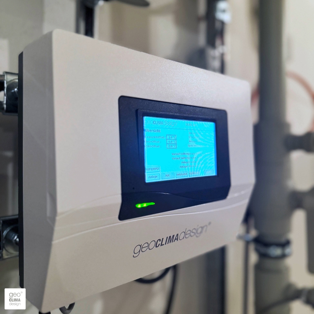 Für die #Regelung unserer #Klimadecken nutzen wir unseren #GEO1: einen innovativen und taupunktgeführten Heiz-Kühlregler. Über den DSL-Anschluss ist auch die #Fernwartung durch uns möglich. 💡

#gutegruende #wirsindready #smartready #flächenheizung #flächenkühlung #wärmepumpe