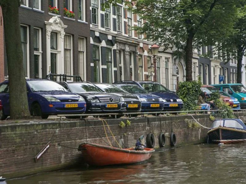 Per 1 januari 2025 wordt de huidige milieuzone binnen de Ring A10 in Amsterdam voor dieselpersonenauto’s aangescherpt. Alleen diesels met emissieklasse 5 of beter mogen de binnenstad nog in. knac.nl/amsterdam-vers…