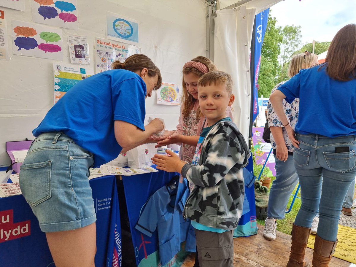 Golchi dwylo gyda Sian
Hand washing with Sian <a href="/SianPrice1604/">Sian Price</a> <a href="/CwmTafMorgannwg/">Cwm Taf Morgannwg University Health Board</a> #Eisteddfod2024
Maeddu’r meicrobau
<a href="/avrilbiotic/">Avril Tucker</a> <a href="/jennpick18/">Jennifer Pickin</a>