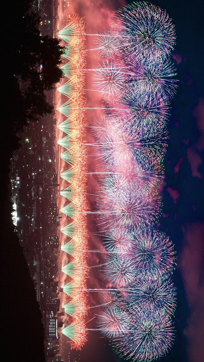 sfcdaikick's tweet photo. 今年も長岡花火は最高だった！
タップで拡大してご覧ください。 https://t.co/6D6zxmMHio