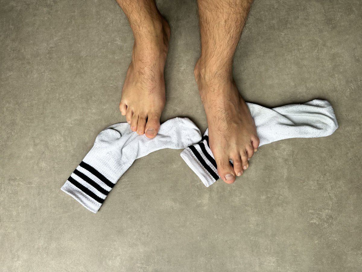 MaxiBaguetteXX's tweet photo. 6 mois après mon retour sur Twitter je vous fait un petit concours pour gagner :

-1 abo OF 
-1 gode 21cm 🍆
-Mes chaussettes après mon sport 🧦 

Pour participer like et commente ce que tu aimerais gagner et RT ce post. 

#onlyfans #socks #sextoy @Secteurx_Paris @FrenchiesCocks https://t.co/43cYwwrf5T