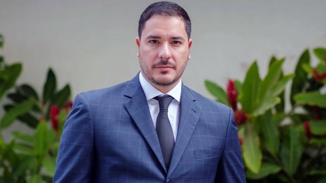 LORENT_SALEH's tweet image. ¡URGENTE!

Identifiquen bien a este sujeto, se llama Rafael Núñez.

Trabaja para el SEBIN es informante encargado de montar falsos positivos contra activistas y estudiantes.

Fue el responsable de torturas en mi contra y en contra de mi compañero @Gabrielvalless 

¡Corran la voz!