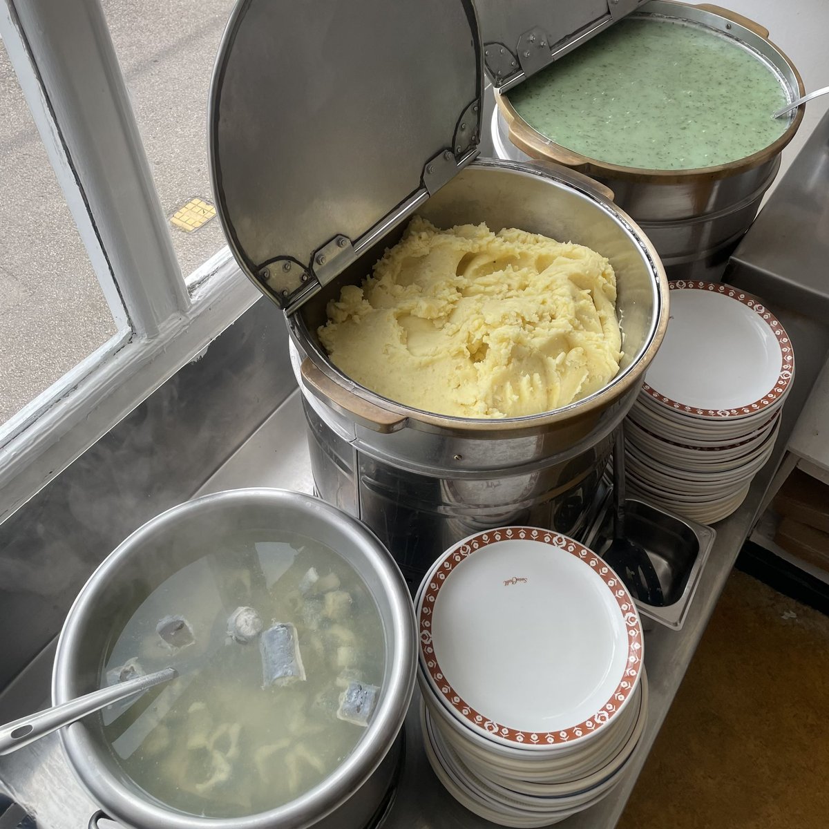 piemashshop's tweet photo. What a beautiful sight 😍😋

Cans all filled ready to kick off a busy weekend ahead 🙌

#pieandmashandliquor #leytonorient #londonfoodguide #piemash  #westham https://t.co/2NdODCDEfg