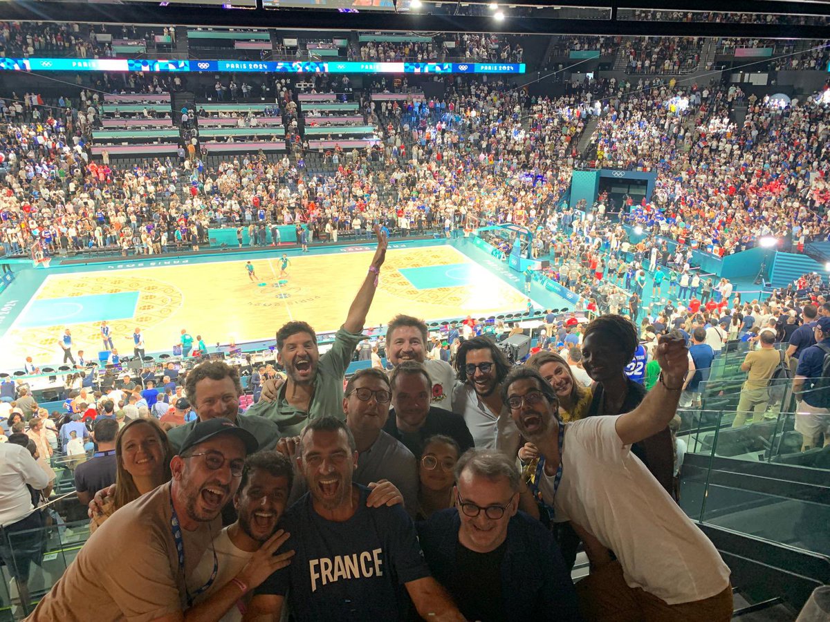 WilTemplier's tweet image. Énorme kiff hier au basket pour la team @RMCInfo @RMCsport ! 🤩🇫🇷@JCDrouet @GregCaranoni @AAigoinRMCSPORT @PierreKoetschet @nicojamain @renardmanu @Arthur8Asquin @PDemaiziere @BrnJimmy merci @KarimNedjari et bravo les Bleus !