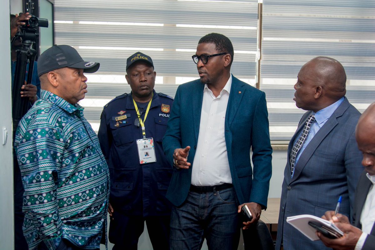 ChristianKilima's tweet photo. RDC/SPORTS:

Dans le cadre de la promotion du football congolais,Mr @ethambedadou, Administrateur Général du Stade des Martyrs, a eu un échange très fructueux avec le vice-président de la Fédération Congolaise de Football Assocation/FECOFA. https://t.co/qu14VEzgQ5