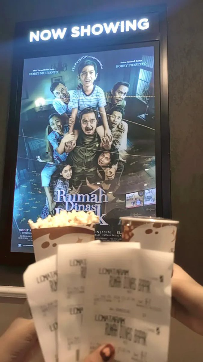 imyourput's tweet photo. Petjahhhhhhh. Suka banget horor comedy yang dibalut kekeluargaan, bahkan kayanya 70% comedy deh😂😭 
#RumahDinasBapak https://t.co/NoO31OUHv2